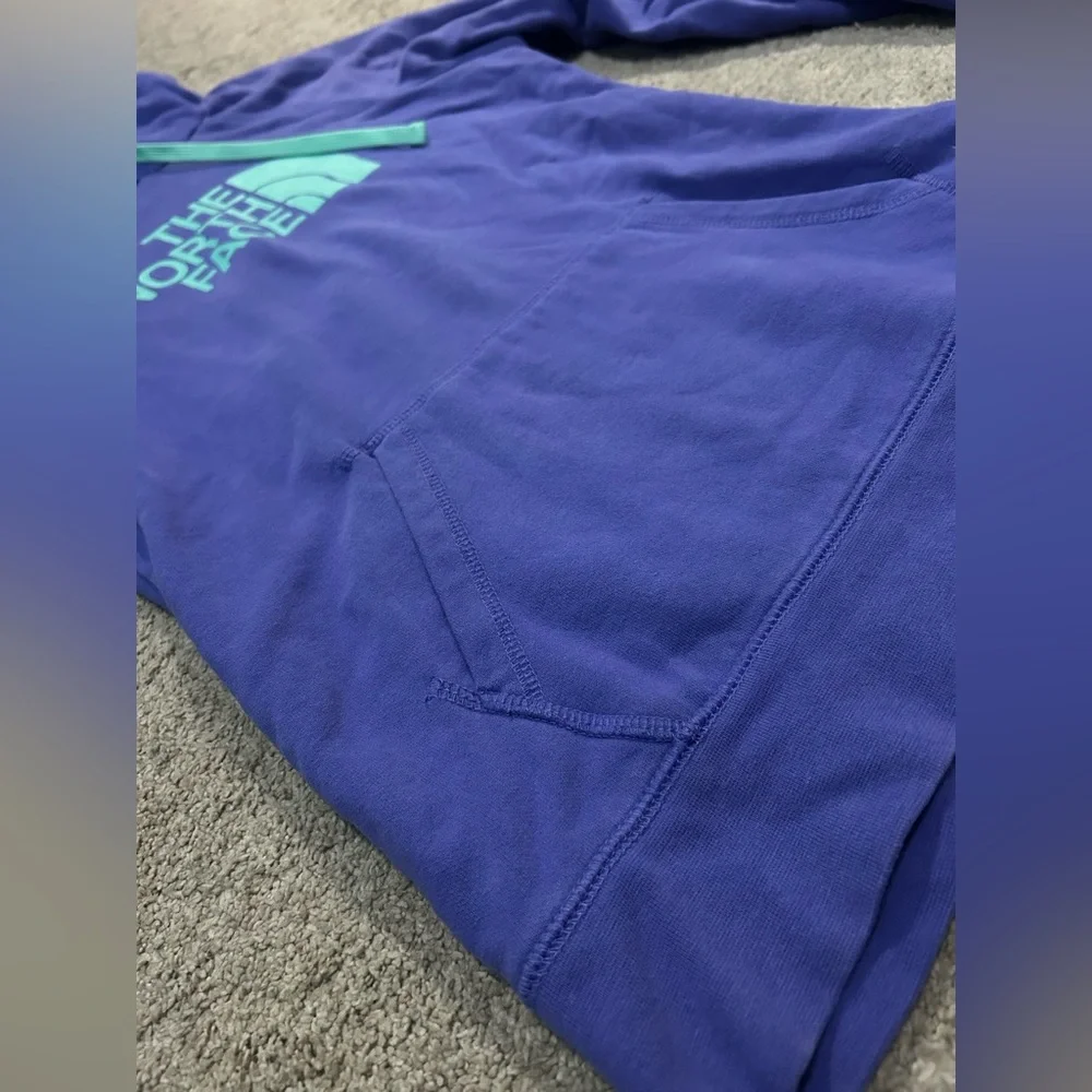 💙The North Face Hoodie size: medium - Picture 2 of 7